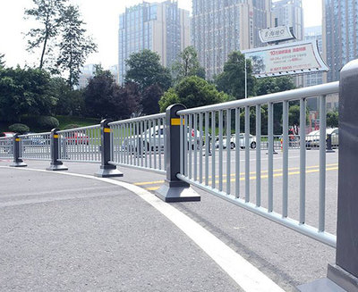 山东市政围栏与城市道路护栏的创新应用及其在桥梁工程中的实践——以上海豪衡为例